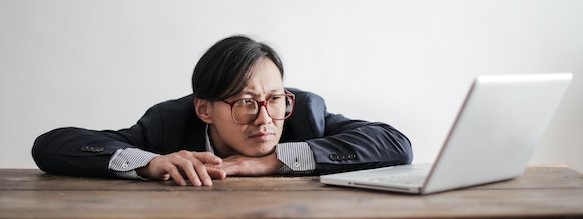 Managing wedding guest list expectations with family and friends during planning